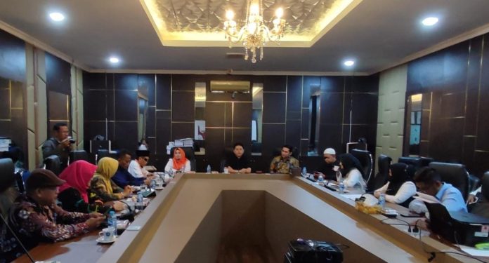 Ketua Panlih Wakil Bupati Bintan, Mirwan menerima dua bakal calon wakil bupati Bintan dan partai pengusung di ruang rapat Komisi I DPRD Bintan.