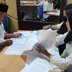 Sekretaris PKS Bintan, Lamuji menyerahkan berkas Bakal Calon Wakil Bupati Bintan, Dhenok Puspita Sari ke Panitia Pemilihan Wakil Bupati Bintan.