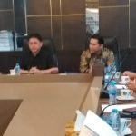 Pegurus Partai Demokrat dengan Ketua Partai Demokrat Bintan, Zulkifli terlihat hadir saat penyerahan berkas Bakal Calon Wakil Bupati Bintan, Ahdi Muqsith.