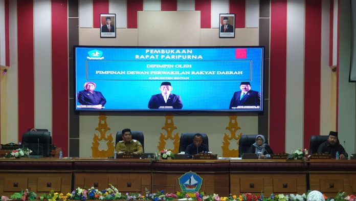 Ketua DPRD Bintan, Agus Wibowo memimpin sidang paripurna penyampaian KUA PPAS Tahun Anggaran 2024 di Kantor DPRD Bintan dan dihadiri Bupati Bintan, Roby Kurniawan dan Wakil Ketua I DPRD Bintan, Fiven Sumanti dan Wakil Ketua II DPRD Bintan, Agus Hartanto.