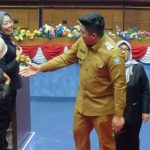 Bupati Bintan, Roby Kurniawan berbincang dengan sejumlah anggota DPRD Bintan usai sidang paripurna penyampaian KUA PPAS Tahun Anggaran 2024.