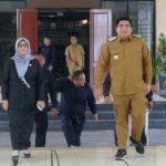 Wakil Ketua I DPRD Bintan, Fiven Sumanti dan Bupati Bintan, Roby Kurniawan hendak memasuki ruang sidang paripurna.