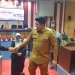 Bupati Bintan, Roby Kurniawan menyalami anggota DPRD Bintan usai sidang paripurna penyampaian KUA PPAS Tahun Anggaran 2024.