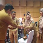 Bupati Bintan, Roby Kurniawan menyalami pejabat lurah dan kades serta sekcam usai sidang paripurna penyampaian KUA PPAS Tahun Anggaran 2024.